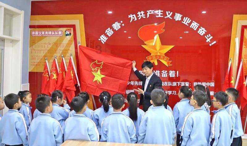 五岁男童被卷入车底，过路群众合力抬车救人